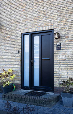Zwarte voordeur met matglazen zijpanelen in een bakstenen gevel, naast huisnummer 79.