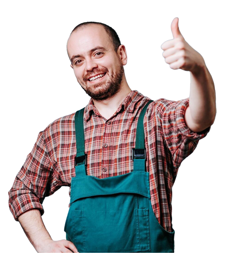 Man in geruite blouse en groene overall steekt glimlachend zijn duim omhoog.